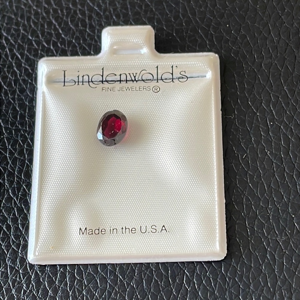 Lindenwold’s single loose stone, dark red. In original packaging